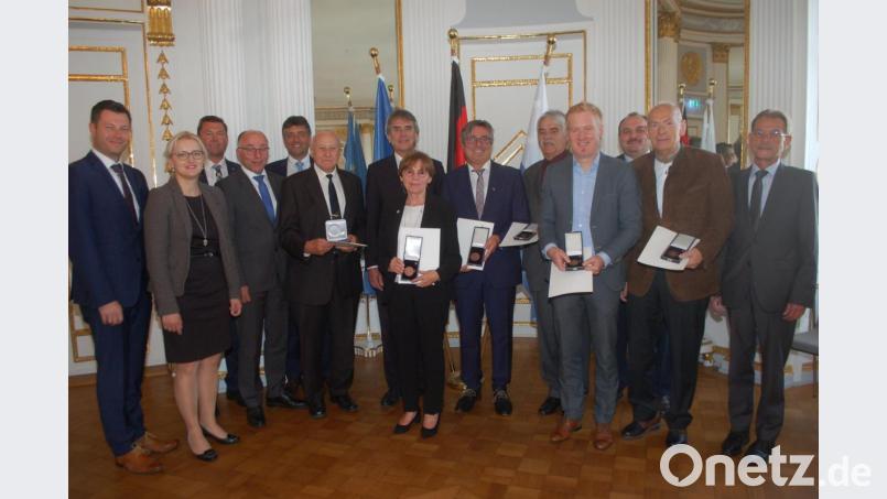 Josef Neubauer (mit Medaille, von links), Marianne Rauh, Reiner Gäbl, Johann Zehent, Roland Richter und Hans Kirschsieper nahmen die Auszeichnung in Regensburg von Regierungspräsident Axel Bartelt (Siebter von links) entgegen. Weitere Amtsträger gratulierten.