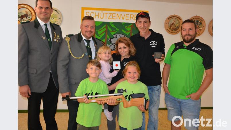 Eine große Freude bereitete der Mitsubishi-Fanclub Bayern dem Schützennachwuchs der „Ringelstein“-Schützen Ottengrün. Sie stiften eine nagelneues Lichtgewehr im Wert von 1149 Euro. Gabriel Scharnagl und Anna Zant (vorne) nahmen es gleich in Empfang. Darüber freuten sich (von links) Vorsitzender Armin Strohmaier, Sportleiter Stefan Zant, Ramona Dietl mit Tochter Amelie, Thomas Ritter und Jugendtrainer Alexander Scharnagl. Bild: jr