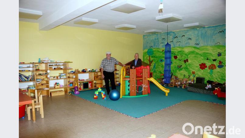 Die Räume des Kindergartens könnten sehr schnell in ein Jugendzentrum verwandelt werden. Ein separater Zugang würde eine Nutzung rund um die Uhr ermöglichen, meinen die Geschäftsführer der Familienferienstätte, Peter Merkl und Alfred Schuster (von links). Bild: bkr