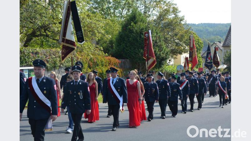 32 Vereine machten der Feuerwehr Groschlattengrün zur Gerätehauseinweihung ihre Aufwartung. Sie alle marschierten beim Festzug am Sonntagnachmittag mit. Bild: jr