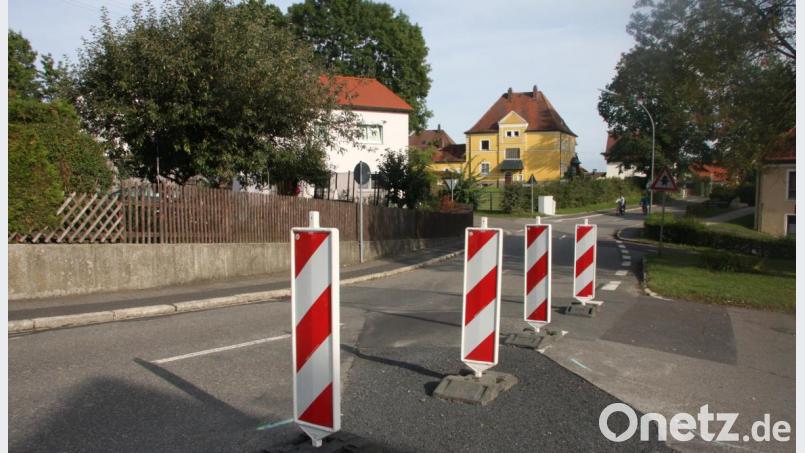 Eigentlich sollen die Tafeln vor der Baustelle warnen, statt in der leichten Kurve zu einer Gefahr in der Engstelle zu werden. In wenigen Tagen aber sei die Baustelle eh Vergangenheit, erfuhren die Markräte in der Septembersitzung Bild: wro