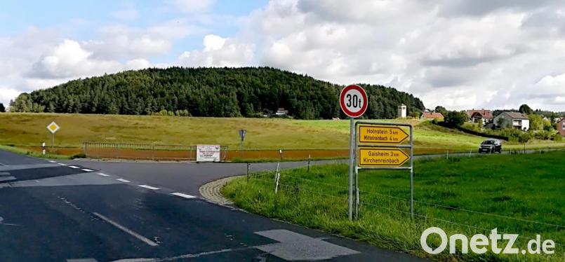 Die Beschränkung auf ein Gesamtgewicht von 30 Tonnen für die kurze Brücke der Kreisstraße über den Reinbach (am linken Bildrand) zwingt den schwereren Warenverkehr der Kirchenreinbacher Betriebe zu weiträumigen Umfahrungen. Eine Änderung mit der Vorgabe auf eine maximale Achslast würde Abhilfe schaffen. Bild: ds