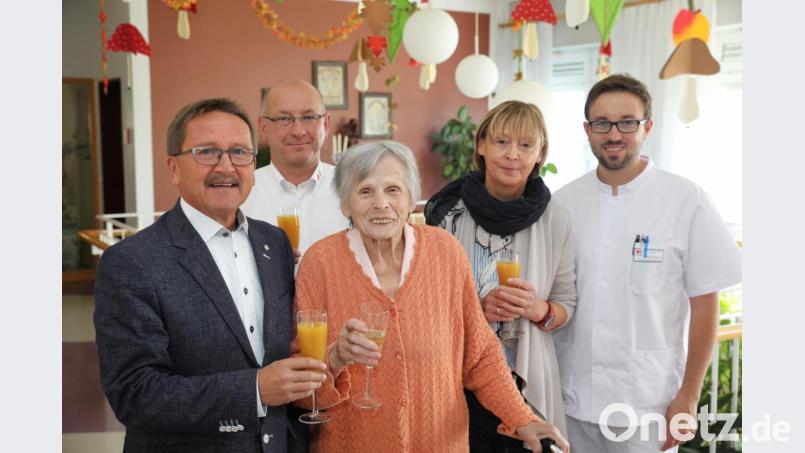 Hildegard Horn (dritte von links) feiert ihren 90. Geburtstag. Mit auf dem Bild (von links) Bürgermeister Hans Donko, stellvertretender Heimleiter Wolfgang Gruber, Verwaltungsangestellte Rosi Weiß und Pfleger Sandro Trottmann. Bild: njn