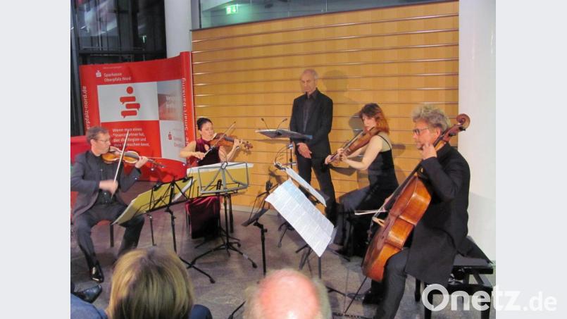 Das Minguet-Quartett und Bariton Dietrich Henschel (Mitte) überzeugten beim Kammermusikabend der Weidener Max-Reger-Tage im Foyer der Sparkassenzentrale Oberpfalz-Nord. Bild: Heiner Brückner
