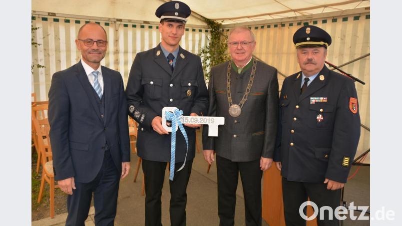Symbolisch übergab Bürgermeister Ernst Neumann (2. von rechts) den Schlüssel für das neue Gerätehaus an Kommandant Stefan Heindl (2. von links). Dazu gratulierten stellvertretender Landrat Dr. Alfred Scheidler (links) und Kreisbrandrat Andreas Wührl. Bild: jr