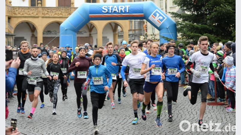 Mehr als 400 Läufer waren im vergangenen Jahr beim Silvesterlauf in Amberg am Start. In diesem Jahr gibt es für die Athleten einen zusätzlichen Anreiz, erstmals zählt der Lauf zur Landkreiscup-Serie. Bild: brü
