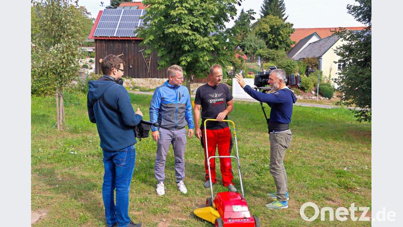 Kameramann Andreas Klotz (rechts) bespricht mit seinen Team (von links) Felix Peteranderl und Tobias Burkert sowie Markus Kellner die nächste Mähszene. Bild: bsc