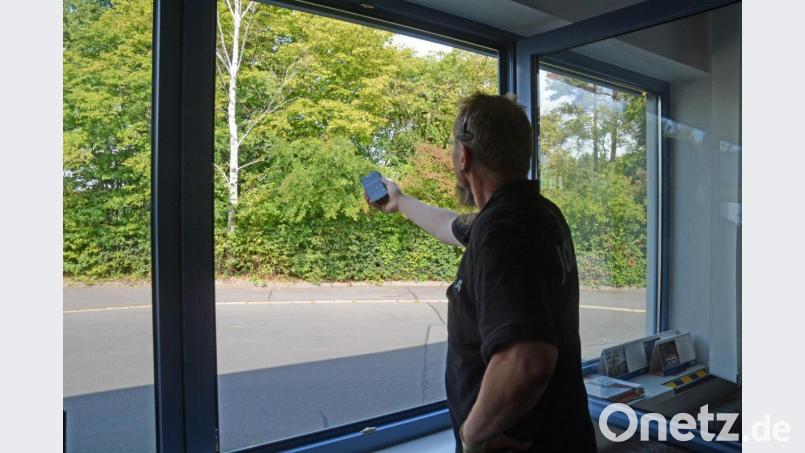 Alltag in Meerbodenreuth: Wer per Handy telefonieren will, sucht verzweifelt im Freien nach einer Verbindung. In Gebäuden geht gar nichts. Bild: Gabi Schönberger