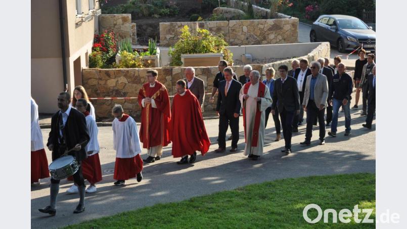 Ein langer Kirchenzug bildete sich von der Pfreimtalbrücke aus durch das Dorf zum Kirchenhügel von St. Matthäus hinauf. Bild: dob