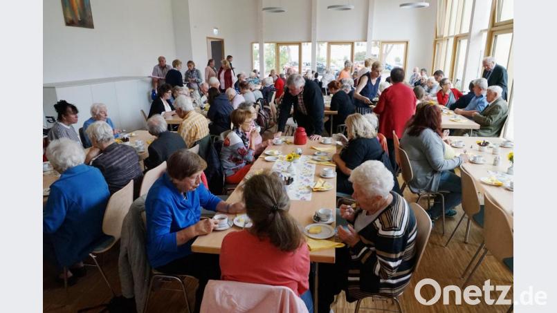 Den Krankengottesidenst lassen die Gläubigen beim gemütlichen Beisammensein im Pfarrheim Herz Jesu ausklingen. Bild: Kunz