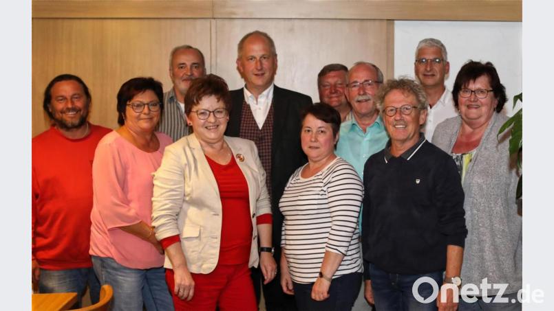 Jochen Neumann (Fünfter von links) will als Parteiloser bei der kommenden Kommunalwahl für die Erbendorfer SPD das Rathaus erobern. Ortsvorsitzende Brigitte Scharf (Vierte von links) sagte dem 52-Jährigen die uneingeschränkte Unterstützung der Genossen zu. Bild: exb