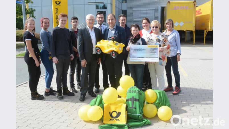 Der Leiter des SOS-Kinderdorfes in Immenreuth, Holger Hassel (Mitte, mit Bobby-Car) freut sich über die Spende der Post und ihrer Angestellten. Bild: Gabi Schönberger