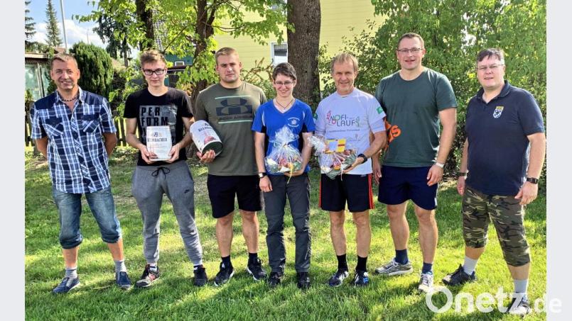 SK-Vorsitzender Marcus Köppel (rechts) gratulierte den Siegern des zwölften Kirchenlaibacher Crosslaufs: (von links) Wolfgang Ackermann, Tommy Kaufmann, Stefan Gewinner, Kerstin Schmidt, Matthias Herrmann und Martin Schmid. Bild: hai