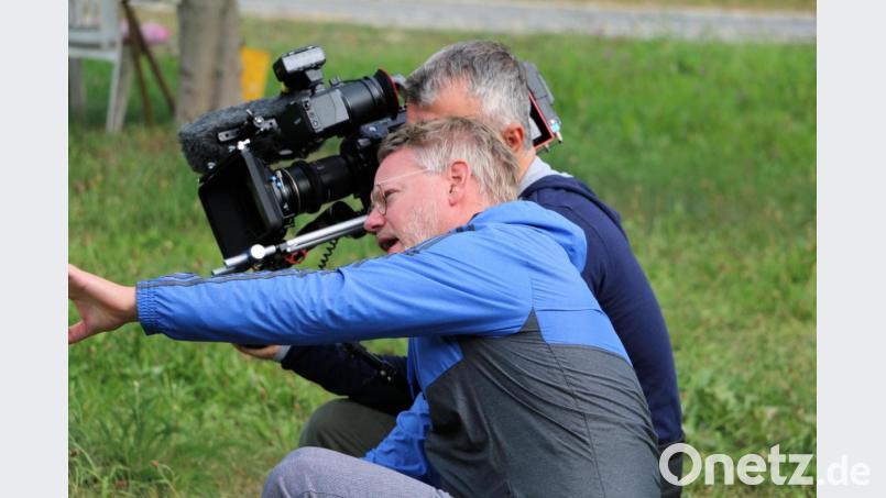 Reporter Tobias Burkert (vorne) bespricht mit Kameramann Andreas Klotz (hinten) eine Startszene eines Zündapp-Rasenmähers. Bild: bsc