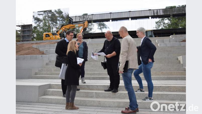 Ein erfreulicher Ortstermin auf dem Schulgelände. Architekt Peter Brückner, seine Mitarbeiter Kristina Kulicke, Bauingenieur Matthias Schmidt und die Verantwortlichen des Landratsamtes, Heribert Eckl und Silke Kneidl, sehen sich bei einer Baustellenbegehung die Fortschritte an. Foto: Claudia Prößl Bild: exb