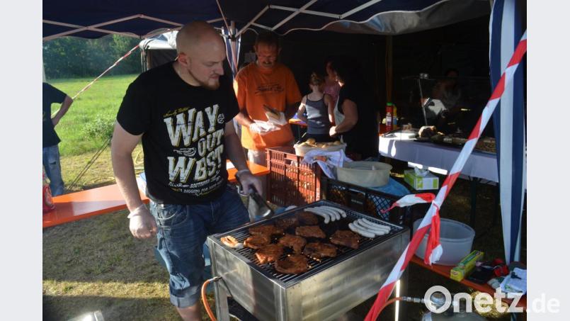 Florian Siegler und sein Grillteam Bild: fz