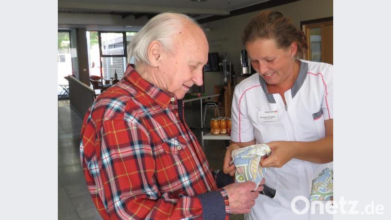 Bei den Aktionen während der Demenzwochen in den Seniorenheimen werden die Senioren auch mit eingebunden. Dieser Heimbewohner im Haus &quot;Mühlbühl&quot; ertastet in einem sogenannten &quot;Tast-Säckchen&quot;, das ihm die Gerontofachkraft Michaela Kinadeter in die Hand gibt, ein paar Nudeln. Bild: ubb