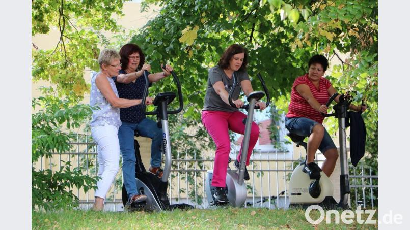 Drei Hometrainer bringen Geld in die Kasse: Die darauf abgespulten Kilometer – mehr als 200 an der Zahl – honorieren einige Firmen aus Edelsfeld mit einer Spende für die Innenrenovierung der evangelischen Kirche St. Stephanus. Bild: gru