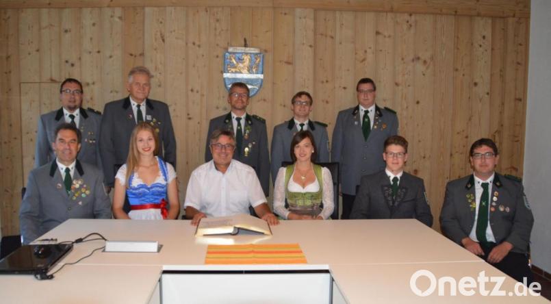 Bürgermeister Reiner Gäbl (Mitte) gratulierte dem Luftgewehrteam mit Roland und Hannah Helm (von links), Matthias Hölzl (rechts) und Carina Dobmeier zum Aufstieg in die Bezirksliga und Christoph Bauriedl (Zweiter von rechts), Dominik Brenner (hinten, von rechts), Alexander Schmucker, Karl Bauriedl, Bruno Hüttner und Matthias Hölzl zu den Erfolgen. Bild: gz