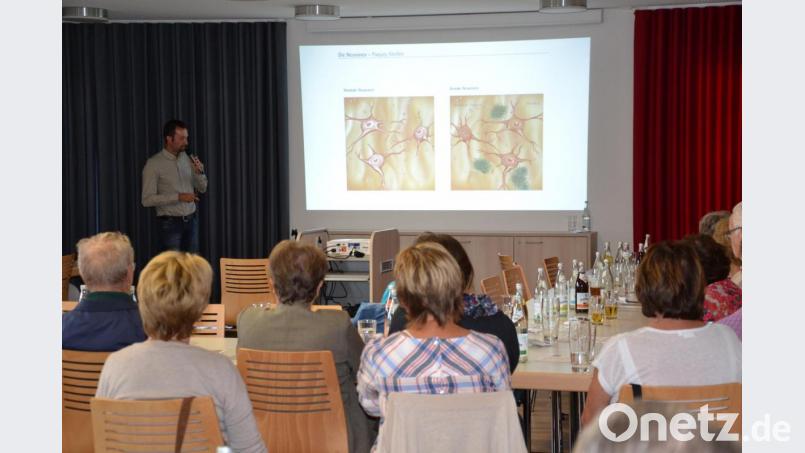 Dr. Martin Brand, Neurologe in Weiden, sprach am Dienstag in Vohenstrauß im Rahmen der Bayerischen Demenzwoche vor rund 40 Zuhörern über die Entstehung und Behandlung von Demenz. Bild: jak