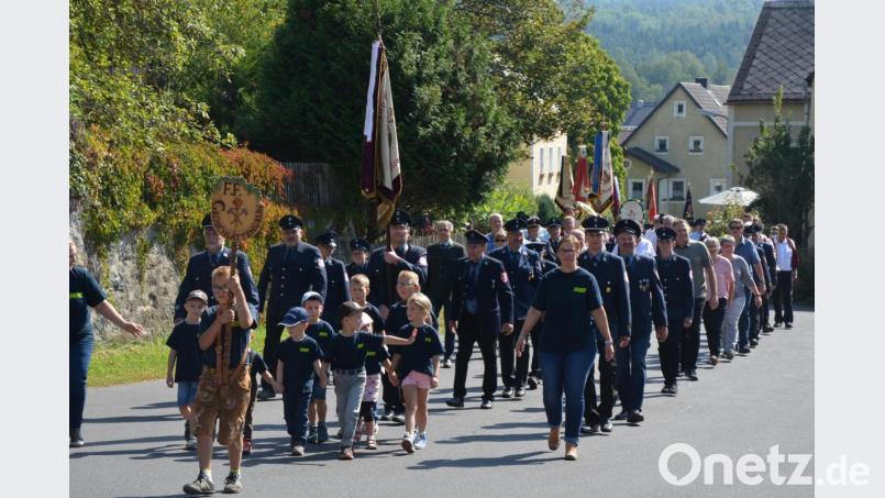 Die Feuerwehr Groschlattengrün führte am Sonntagnachmittag den großen Festzug durch die Ortschaft an. Bild: jr