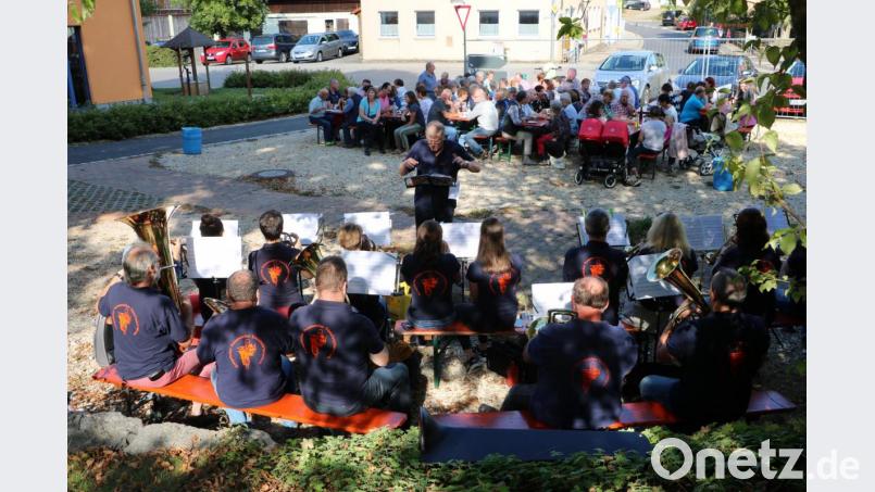 Kirchliche und weltliche Musikstücke spielt der Posaunenchor für die Besucher des Gemeindefests. Bild: gru