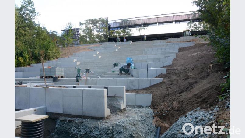 Die beeindruckende Treppenanlage zum Haupteingang fällt ins Auge. Die dafür verwendeten Granitstufen sind nicht neu. Vielmehr sind es die alten, die gereinigt und wiederverwendet worden. Bild: Gabi Schönberger