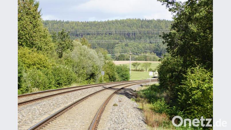Ab hier würde es bei der Alternative 3 gerade weiter direkt zum und durch den Schwarzberg (Hintergrund) gehen. Ein Tunnel würde durchgestochen und die Staatsstraße 2665 von Kulmain nach Brand untertunnelt werden. Bild: bkr