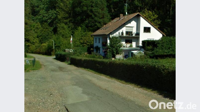Die Straße auf den Lauterberg ist stellenweise in einem erbärmlichen Zustand. Doch das soll sich im nächsten Jahr ändern. Bis dahin heißt es: Die Löcher umfahren. Bild: jml
