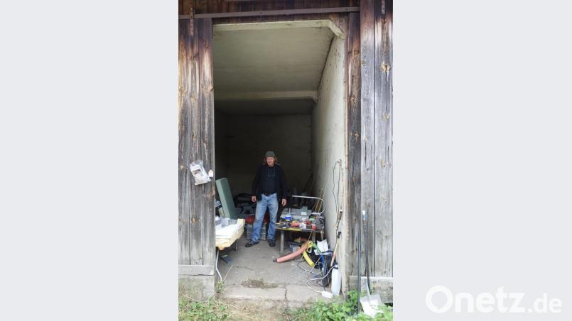 Der Weidener Tone Schmid war einer der sieben Künstler, die vergangene Woche in der ehemaligen „Bierwirtschaft Felix Weigert“ arbeiteten. Die Ergebnisse des Künstlersymposiums sind dieses Wochenende vor Ort zu besichtigen. Bild: Susanne Wolke