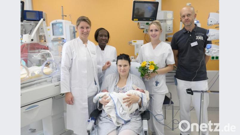 Oberärztin Sylvia Gisbert (linjs), Assistenzärztin Petronella Karumba (Zweite von links), Hebamme Malena Zinger und Oberarzt Petr Jurovich freuen sich mit Mutter Irina über die Zwillinge Aron und Aram. Bild: Klinikum/Dietl