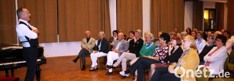 In Sekundenschnelle schlüpfte Johannes Kirchberg in unterschiedliche Rollen und bescherte dem Publikum damit einen unterhaltsamen satirischen Kästner-Abend. Bild: lg