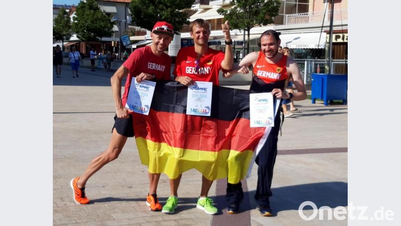 Das deutsche Trio Sebastian Harz, Michael Lang und Andreas Bruennert von (links) bejubelt den dritten Platz bei der Senioren-EM im Halbmarathon. Bild: exb