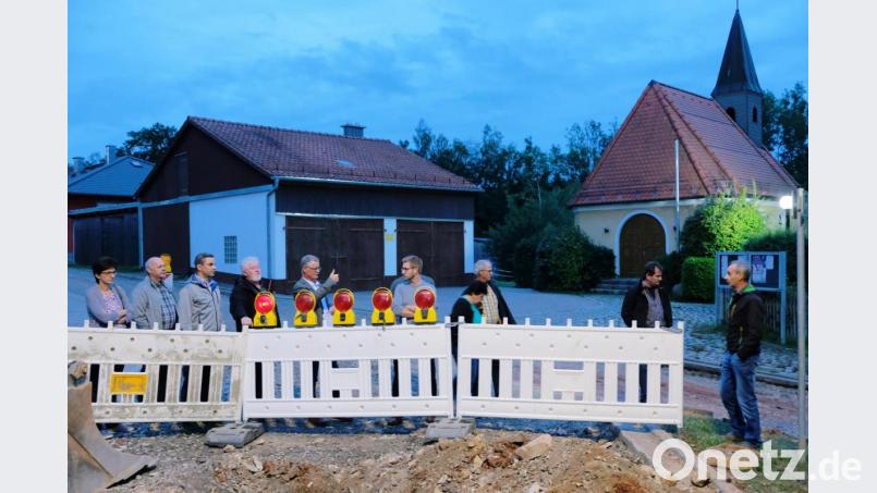 Schon in der Dämmerung sehen sich die Kommunalpolitiker auch im Ortsteil Höflas um. Dort hat die Dorferneuerung begonnen. Bild: do