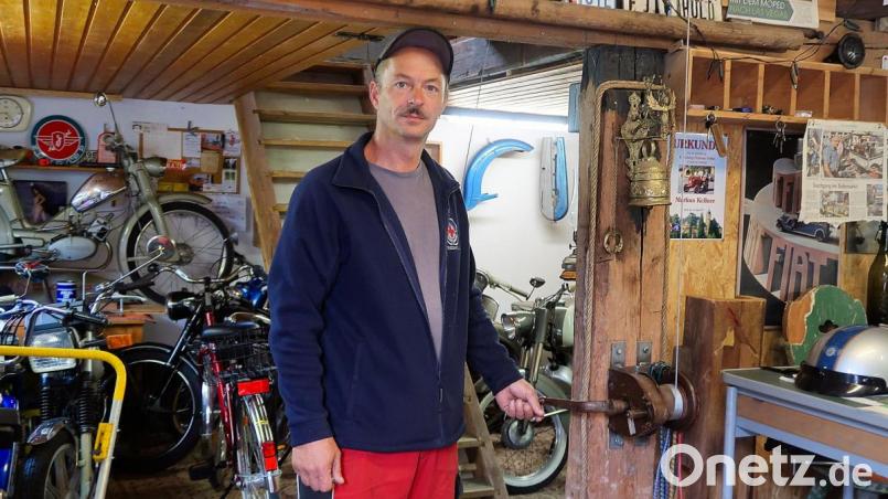 Über verschiedene Ebenen erstreckt sich mittlerweile das kleine private Museum von Markus Kellner. Über eine Treppe die per Seilwinde bedient wird, gelangt man dabei zu seinen kostbaren „Schätzen“. Rasenmäher und Kleinkrafträder mit dem gezackten „Z“ für Zündapp haben es dem Hobby-Schrauber Markus Kellner (Bild) seit seiner Kindheit angetan. Bild: bsc