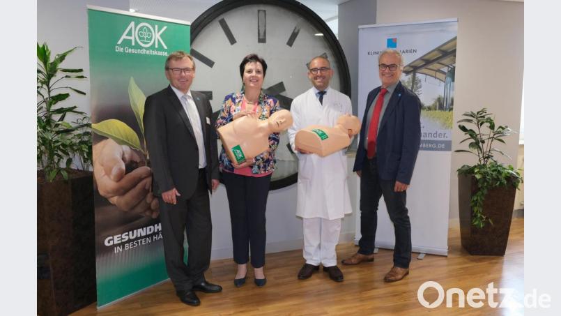 Wenn es um die Wiederbelebung und das Training dazu geht, kooperieren Klinikum und Amberger AOK-Direktion, die St. Marien nun 50 Puppen im Wert von 5000 Euro schenkte (von links): Klinikumsvorstand Manfred Wendl, Christa Siegler (AOK), Chefarzt Andreas Redel und Dr. Robert Bauer, der stellvertretende Ärztliche Direktor. Bild: Klinikum/Dietl)