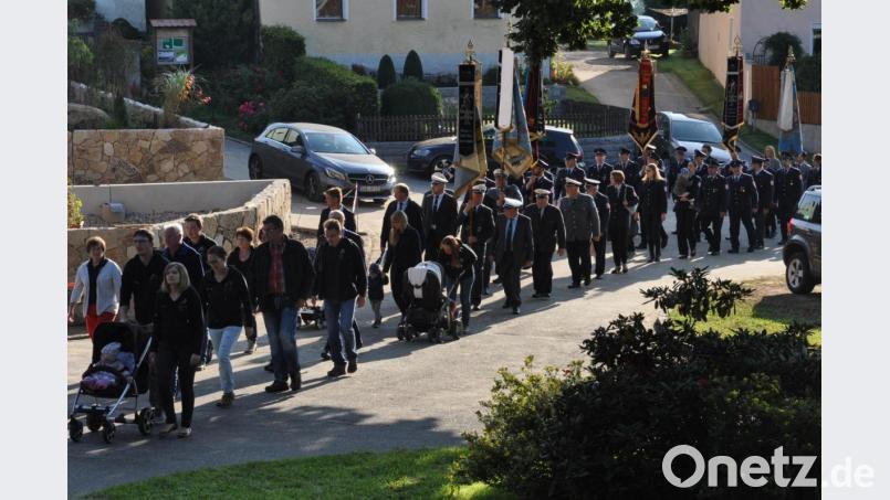 Viele Vereinsabordnungen und Gäste aus der Umgebung kamen zum Patrozinium St. Matthäus mit anschließendem Jubiläum 30 Jahre Dorffest Altentreswitz. Bild: dob