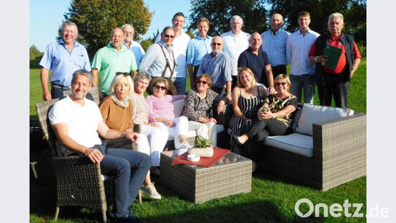 Eine rundum gelungene Angelegenheit war der Vorstands-Cup des GLC Schmidmühlen, bei dem bei der Siegerehrung die komplette Vorstandschaft den Siegerinnen und Siegern gratulierte. Bild: lst