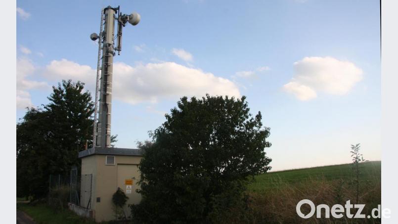 Die Sendeanlage soll in absehbarer Zeit modernisiert werden. Dass die zulässige Höhe von 10 Meter dabei überschritten wird, ist ein weiterer Kritikpunkt, den die BI auf die Palme bringt. Bild: wro