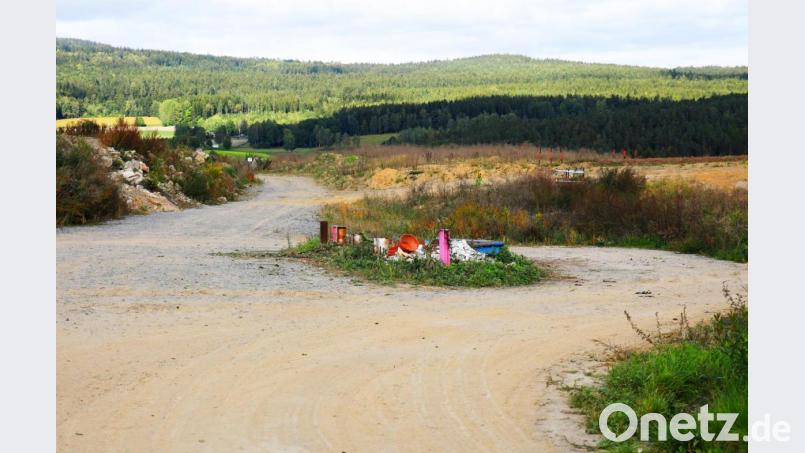 Die Zufahrt zum Grüngutcontainer soll geschottert werden. Damit gehören Staub und Schlamm an Kraftfahrzeugen der Vergangenheit an. Bild: njn