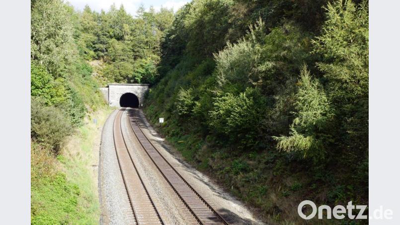Der Armmansbergtunnel. Wird er noch gebraucht? Die bange Frage steht im Raum, weil viele Kurven zu ihm führen und die Geschwindigkeit der Züge abbremsen. Bild: bkr