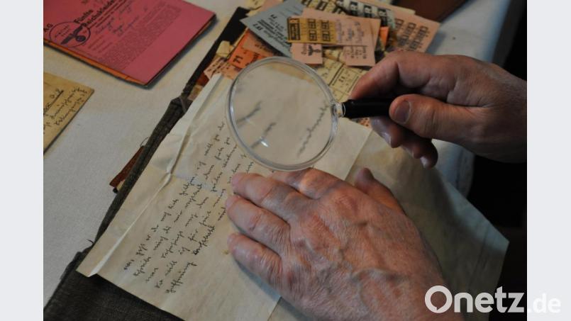 Albert Köstler nimmt den Brief an Hildegard genau unter die Lupe, um die feine Sütterlinschrift entziffern zu können. Bild: hba
