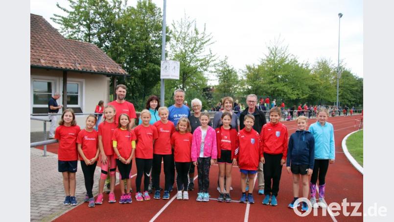 Die Kinder stehen bei der Leichtathletikveranstaltung im Vordergrund. Hannelore Ott, Abteilungsleiterin Leichtathletik beim SC Eschenbach, und Anette Karl, die Vorsitzende des Fördervereins Oberpfälzer Leichathletik, freuen sich mit den Mädchen und Buben. Bild: jma