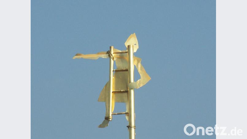 Mehrfach findet sich der heilige Emmeram in Darstellungen rund um die Pfarrkirche. Die modernste Skulptur zeigt als Wetterfahne auf dem Vierungstürmchen die Windrichtung an. Bild: fjo