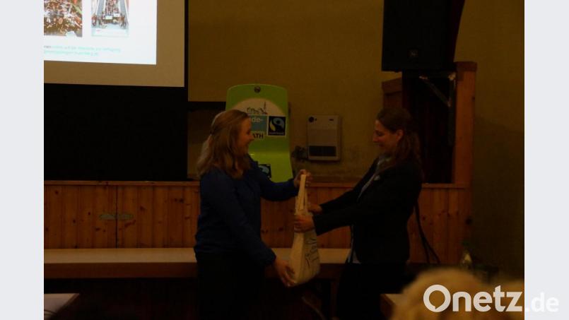 Susanne Schiller (links) bedankte sich im Namen der Stadt Kemnath bei Marina Malter. Bild: kaz