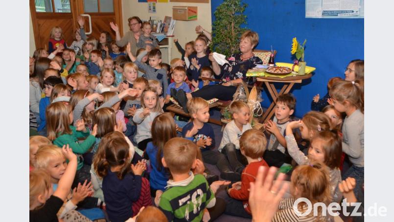 Erzieherin Anne Hassmann nimmt nach 30 Jahren in der Kindertagesstätte Don Bosco Abschied und geht in den wohlverdienten Ruhestand. Kinder singen und winken für sie persönlich ein letztes Mal . Bild: dob