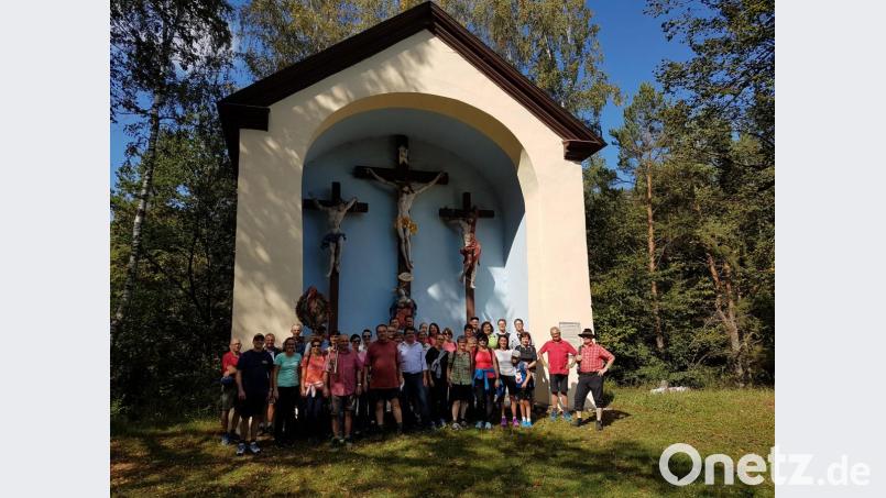 Die Thurndorfer Wallfahrergruppe vor der 1725 erbauten Kreuzbergkapelle über der Stadt Pottenstein. Bild: hzi