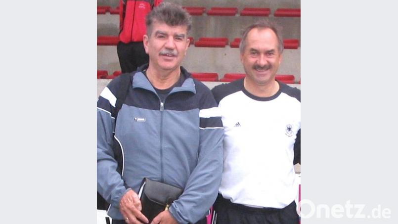 An der Seite von Ex-Nationalspieler Uli Stielike (rechts) machte Jakob Scharf den Trainerschein. Bild: Hirsch