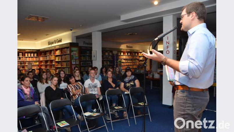 Beim Bücherabend in der Buchhandlung Rupprecht konnten sich Erzieherinnen und Kinderpflegerinnen über die Neuerscheinungen aus Pädagogik, Vorlesen und aus dem Bereich Bilderbuch informieren lassen. Bild: dob