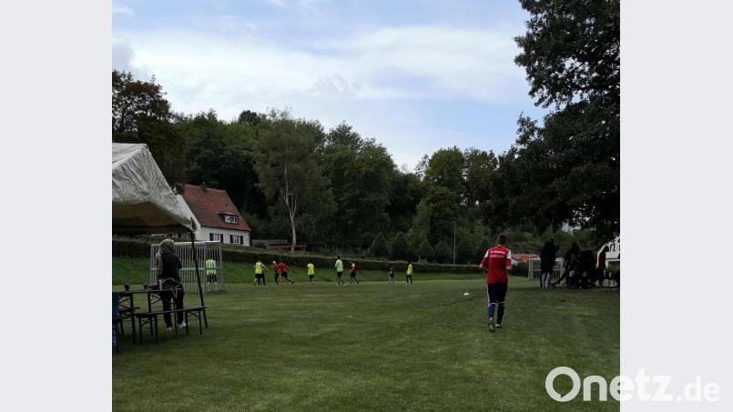 Obwohl das Wetter schlecht war, zeigte sich das alte Stadtbad-Gelände erneut als idealer Veranstaltungsort für das antirassistische Fußballturnier des Jugendclubs Bureau. Bild: exb